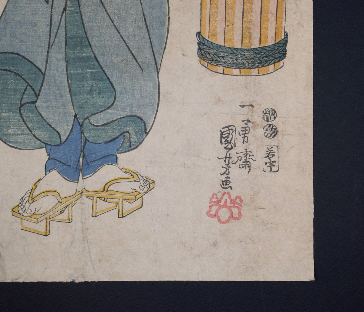 Détail de la signature Ichiyūsai Kuniyoshi ga, des sceaux de censure Muramatsu et Yoshimura et du sceau d’éditeur Wakau sur l’ukiyo-e de 1847.