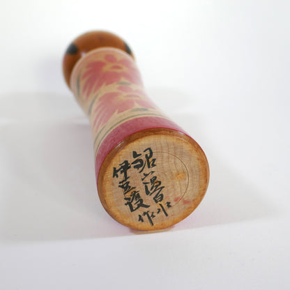 Signature de l'artisan Mamoru Izu sur une kokeshi Oshin japonaise – inscription Ginzan Onsen