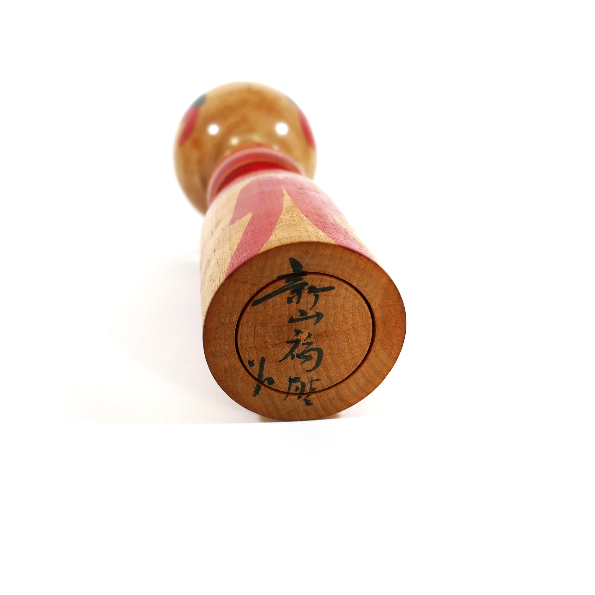Signature japonaise 新山福雄 sous la base d’une kokeshi style Yajirō, Niiyama Fukuo