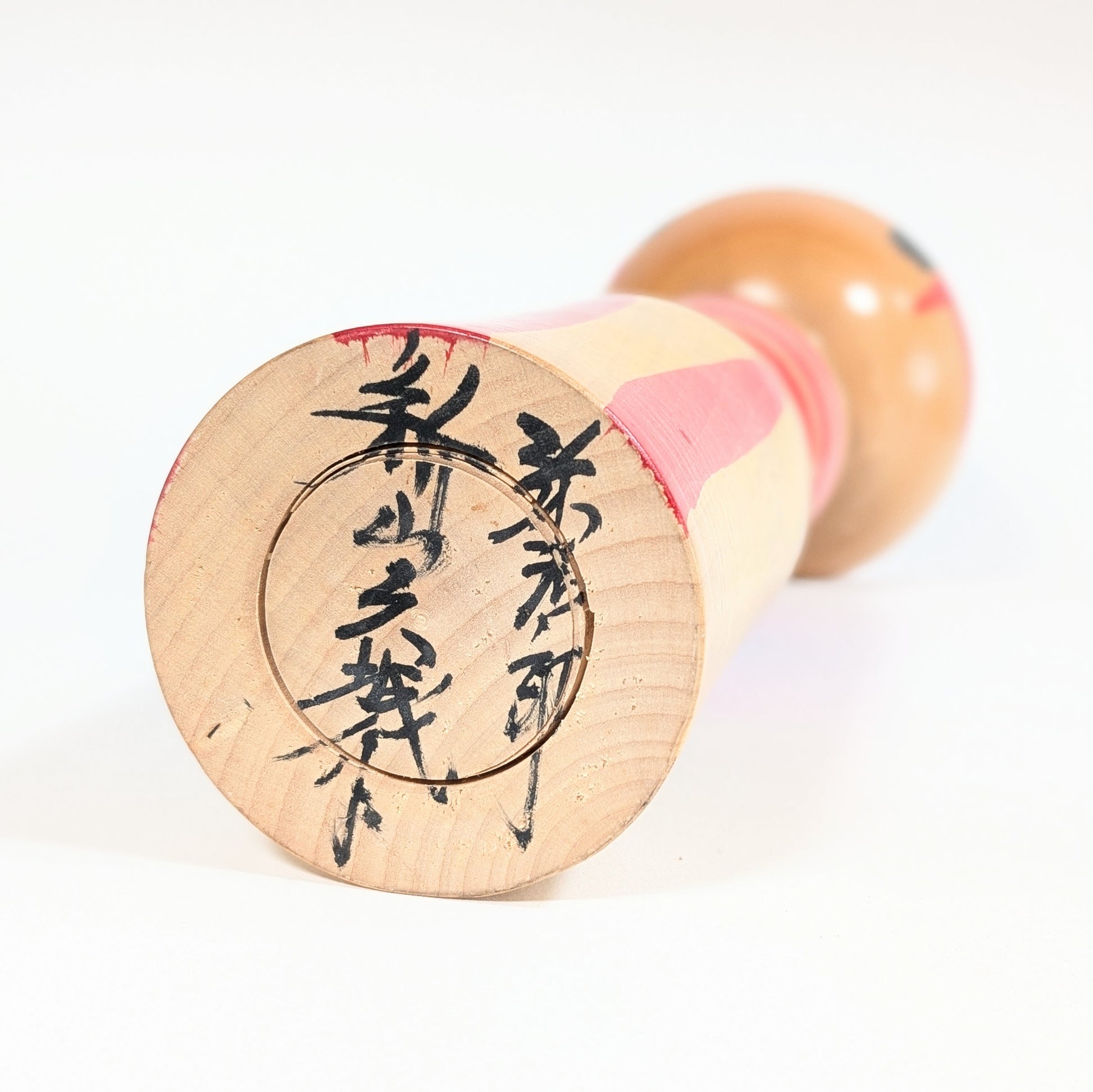 Signature sous la base d’une grande kokeshi dentō Yajirō par Niiyama Hisashirō 新山久城, poupée japonaise traditionnelle en bois signée