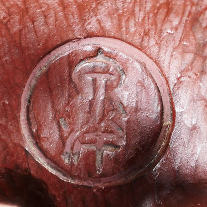 Vue du dos du masque Nô japonais montrant le sceau signé de l’artisan, gravé dans le bois, origine Shōwa probable.