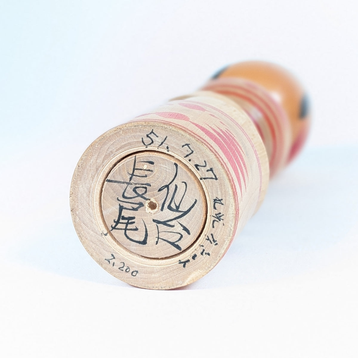 Base de la kokeshi Nagao Masayoshi signée 長尾, datée Shōwa 51 et vendue à Sendai en 1976.