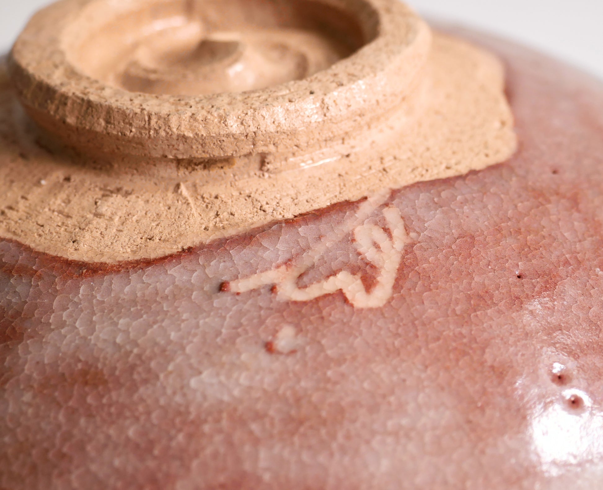 Signature du potier près du pied kōdai spiralé d’un bol raku japonais avec glaçure kanyū