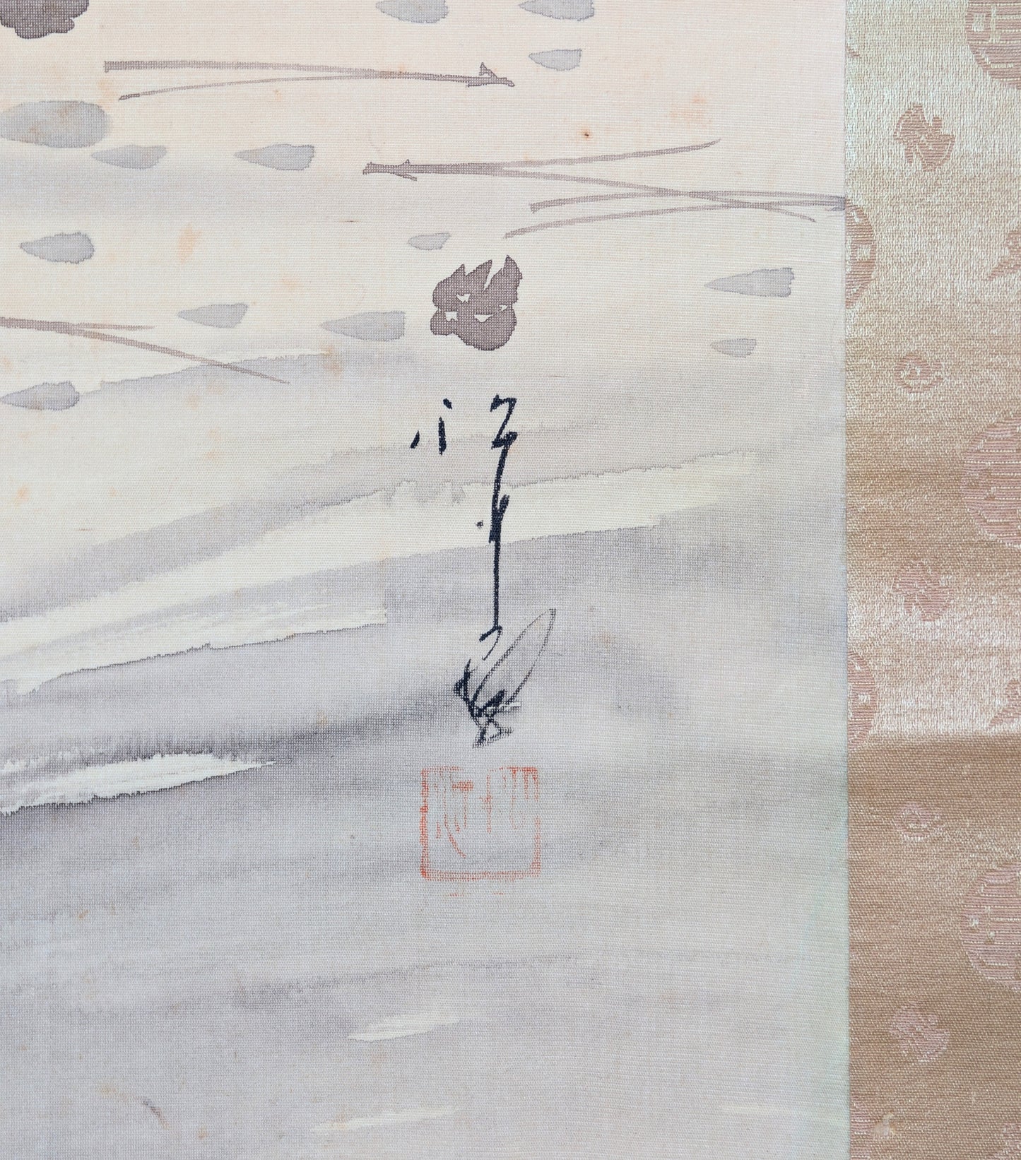 Détail de la signature manuscrite rakkan et du sceau rouge de l’artiste non identifié sur le kakejiku japonais peint sur soie.