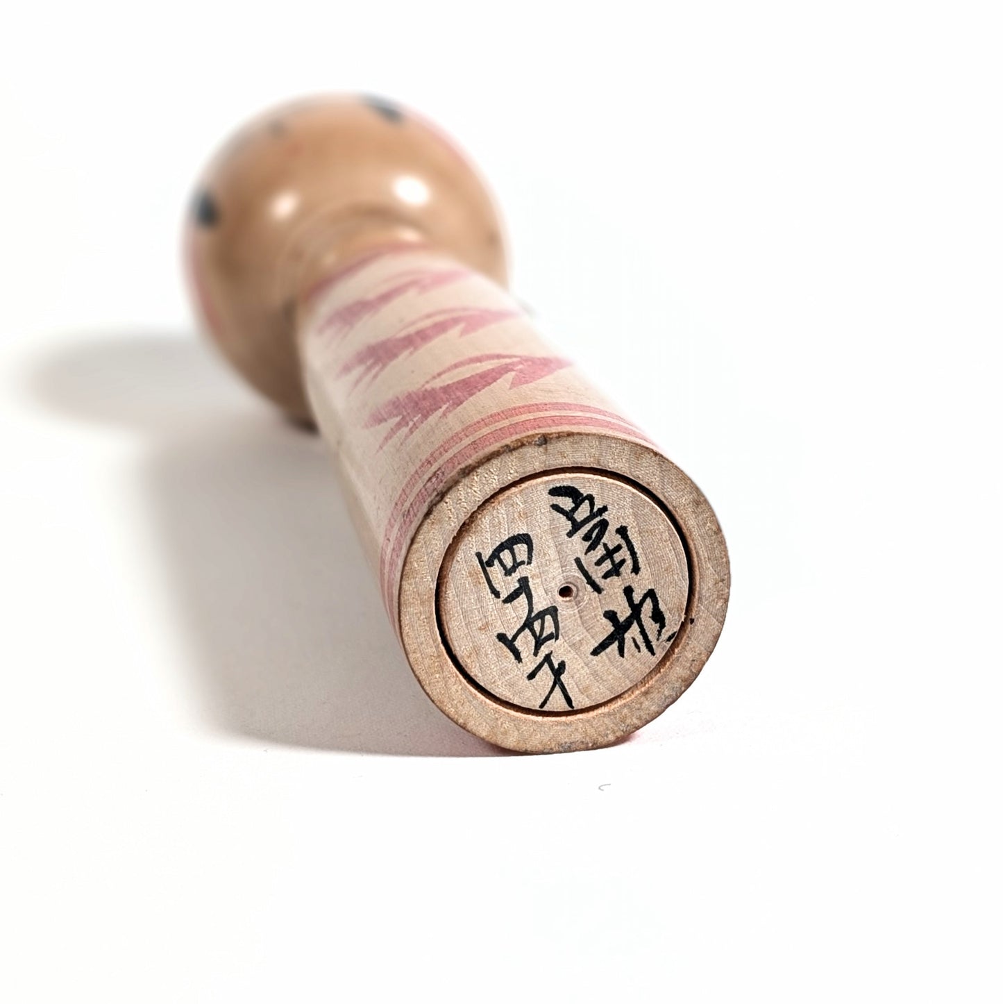 Signature japonaise de Sato Tomio sous la base d’une kokeshi Togatta authentique. Avec mention 44 ans.
