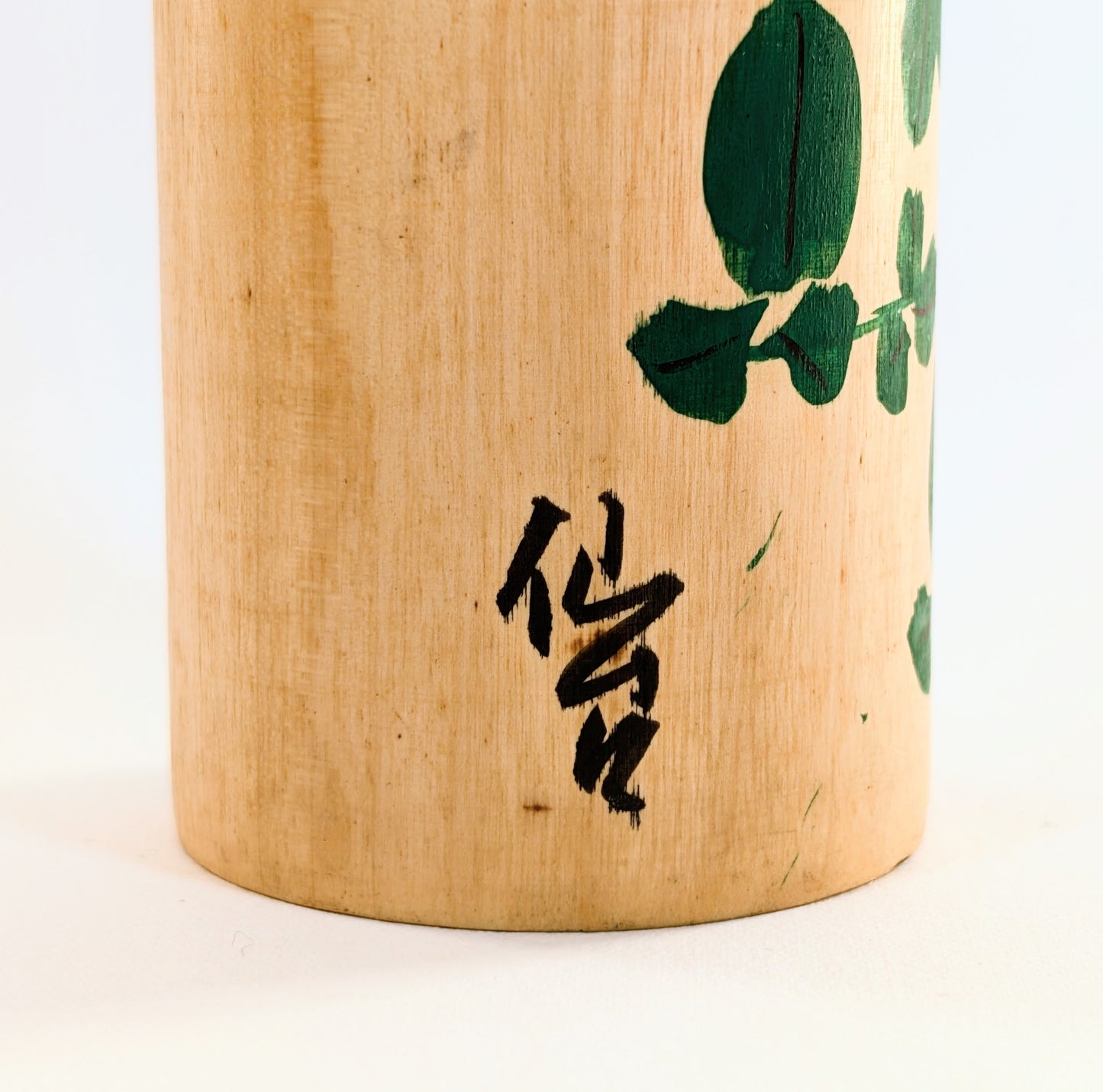 Signature latérale évoquant Sendai sur une kokeshi sosaku japonaise Usuki Hakuhō