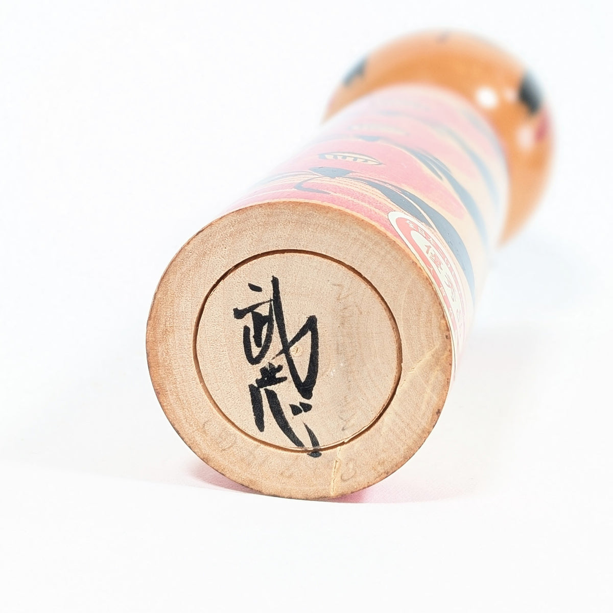 Signature Takeshi 武志 sous une kokeshi shingata japonaise authentique en bois