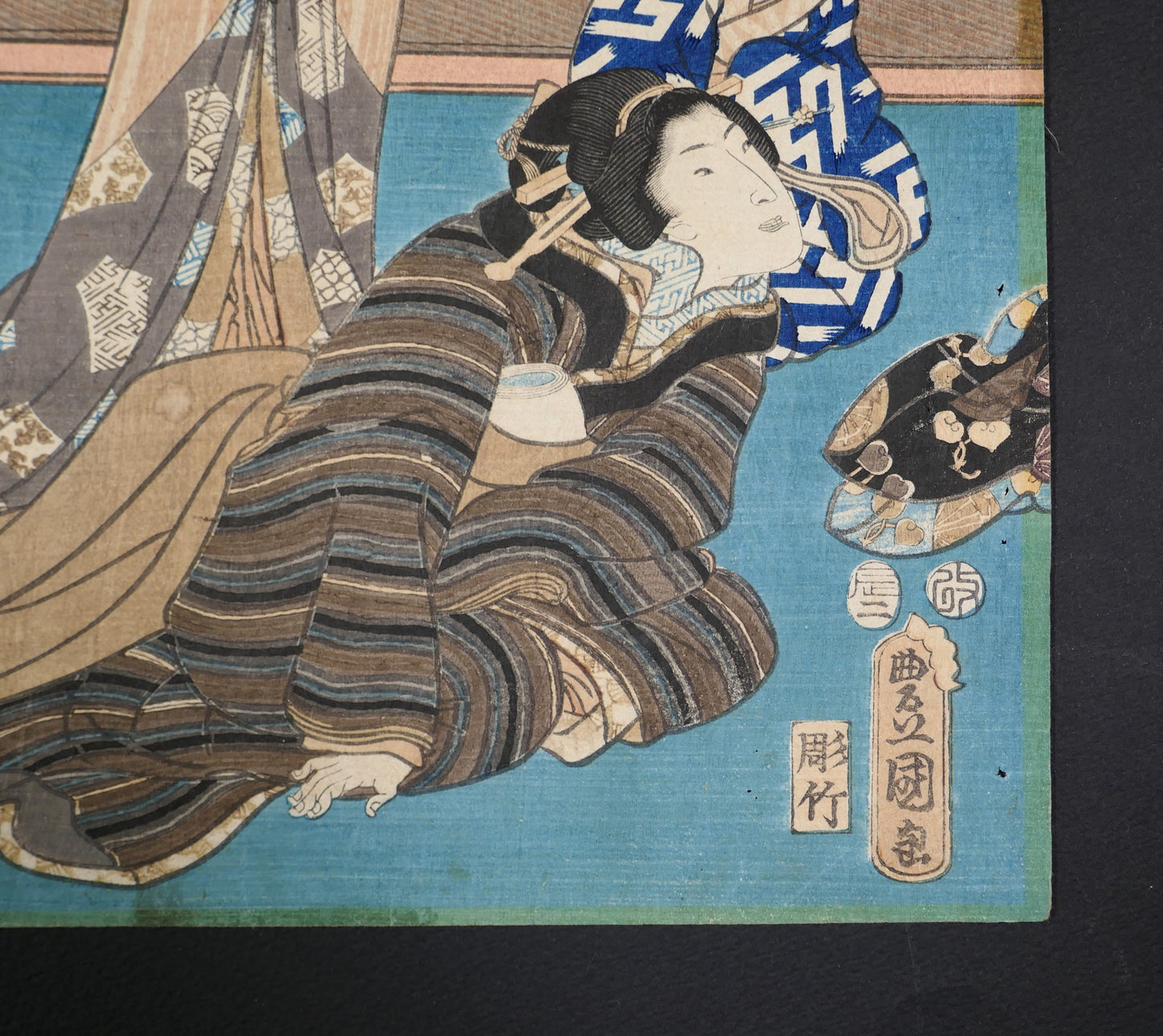 Détail de la signature Toyokuni ga dans cartouche toshidama sur une estampe ukiyo-e originale de Kunisada, avec marques d’éditeur et de graveur.
