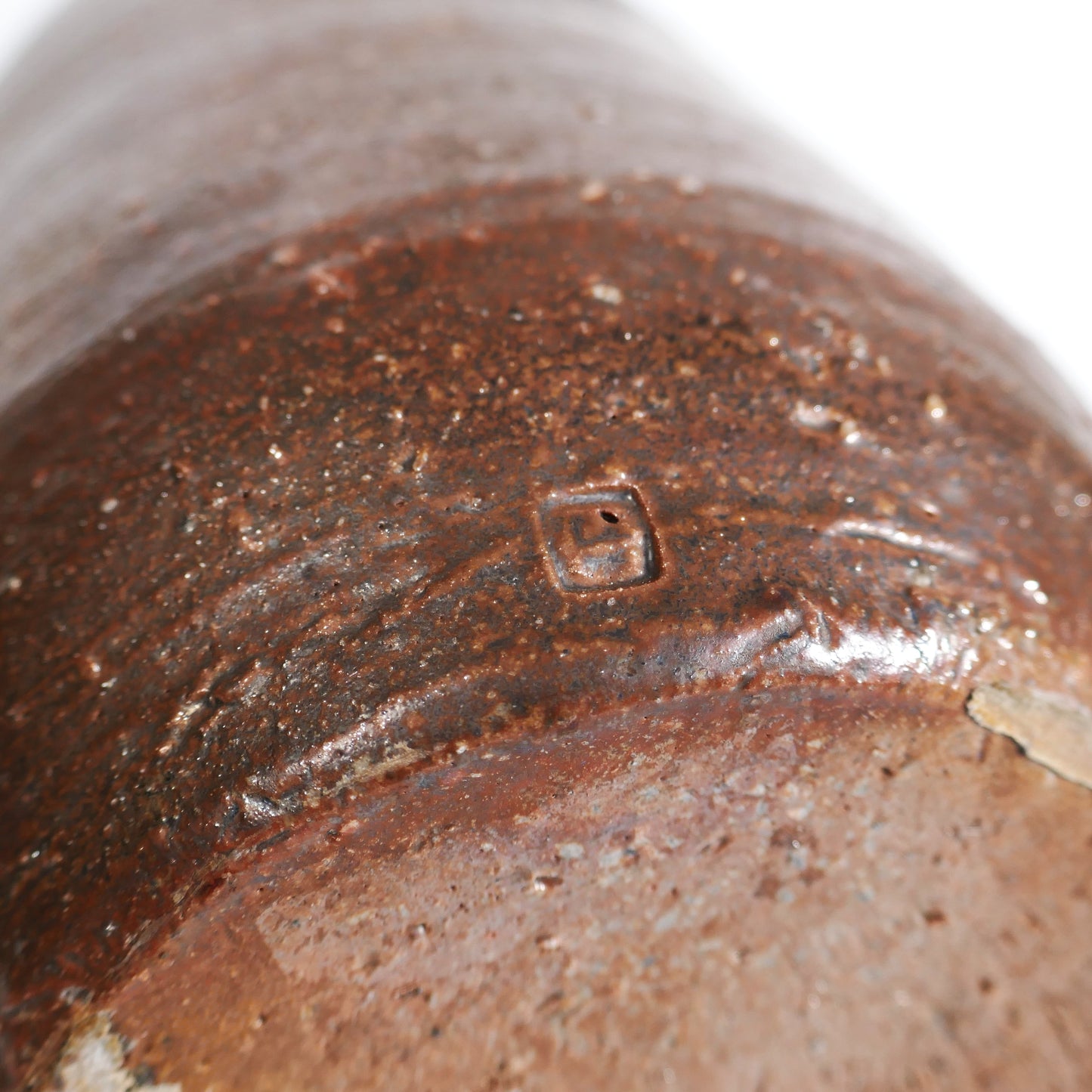 Signature au tampon sur vase japonais Bizen-yaki en grès yakishime, artisan non identifié