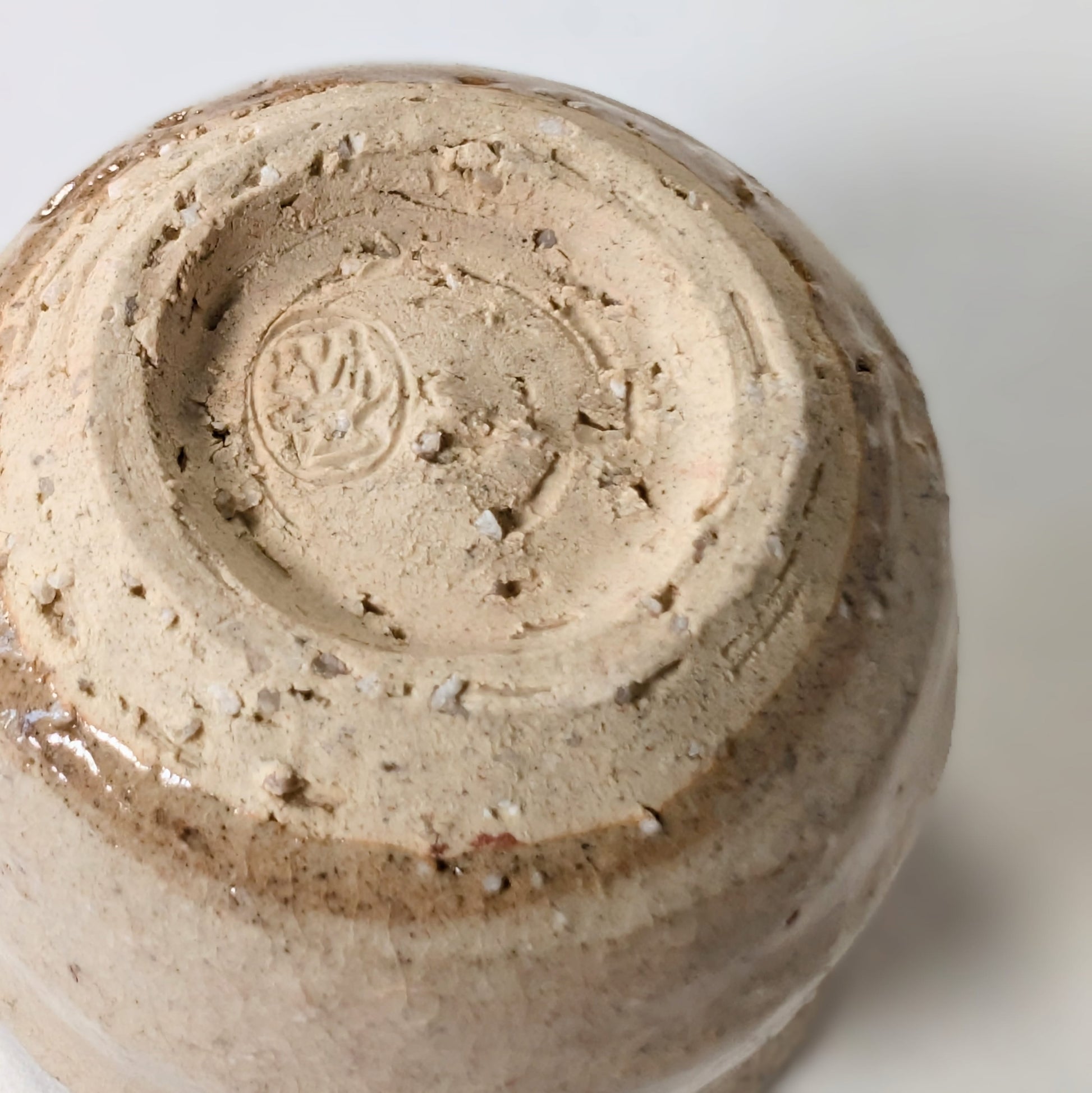 Sceau du potier Yoshiga Taiga gravé sous un ochoko en céramique Hagi-yaki japonaise