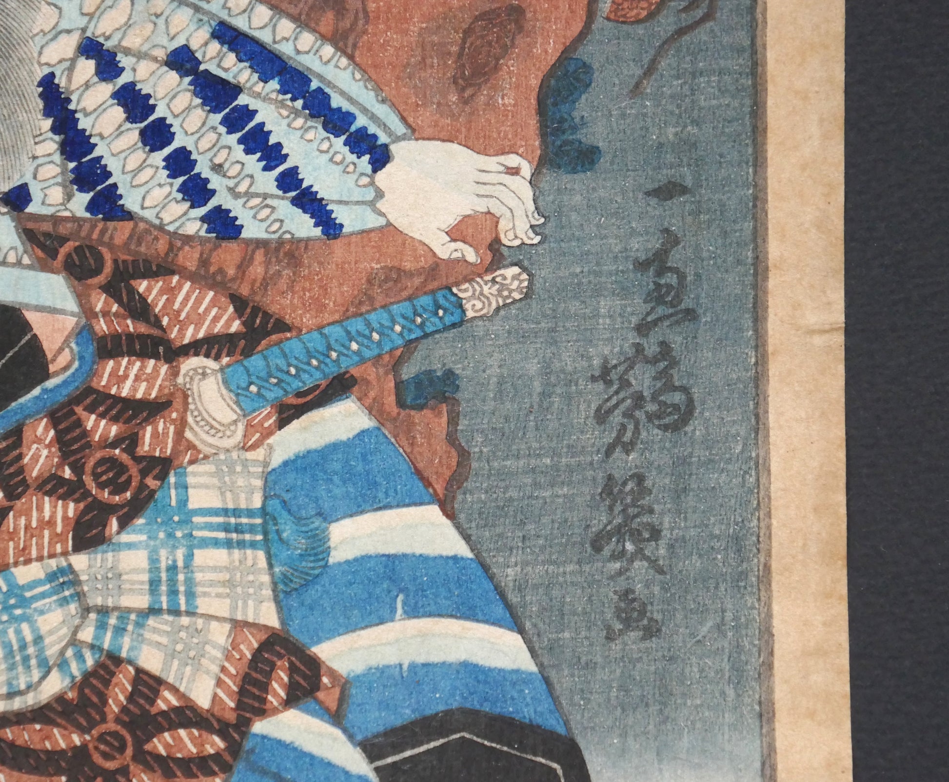 Détail de la signature de l’artiste Yoshiiku Ochiai sur une estampe de 1863 représentant Higuchi Jirō Kanemitsu.