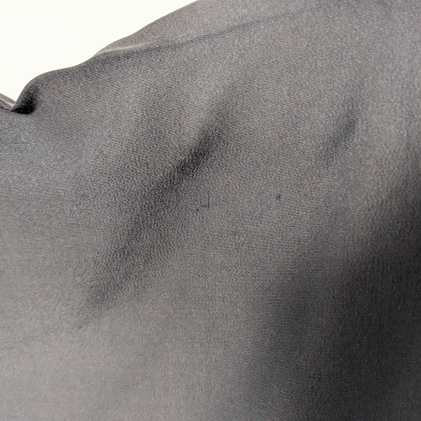 Détail de la soie noire légèrement brillante d’un haori vintage homme avec marques discrètes d’usage