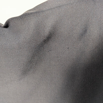 Détail de la soie noire légèrement brillante d’un haori vintage homme avec marques discrètes d’usage
