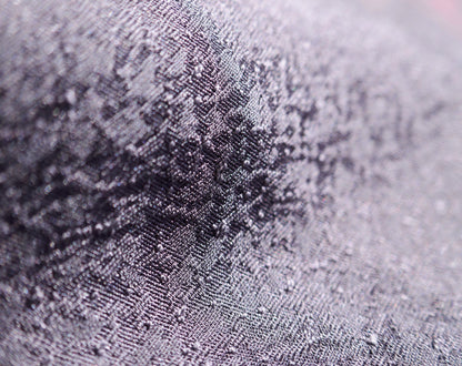 Macro de la soie rinzu texturée du haori japonais, avec subtil jimon damassé ton sur ton