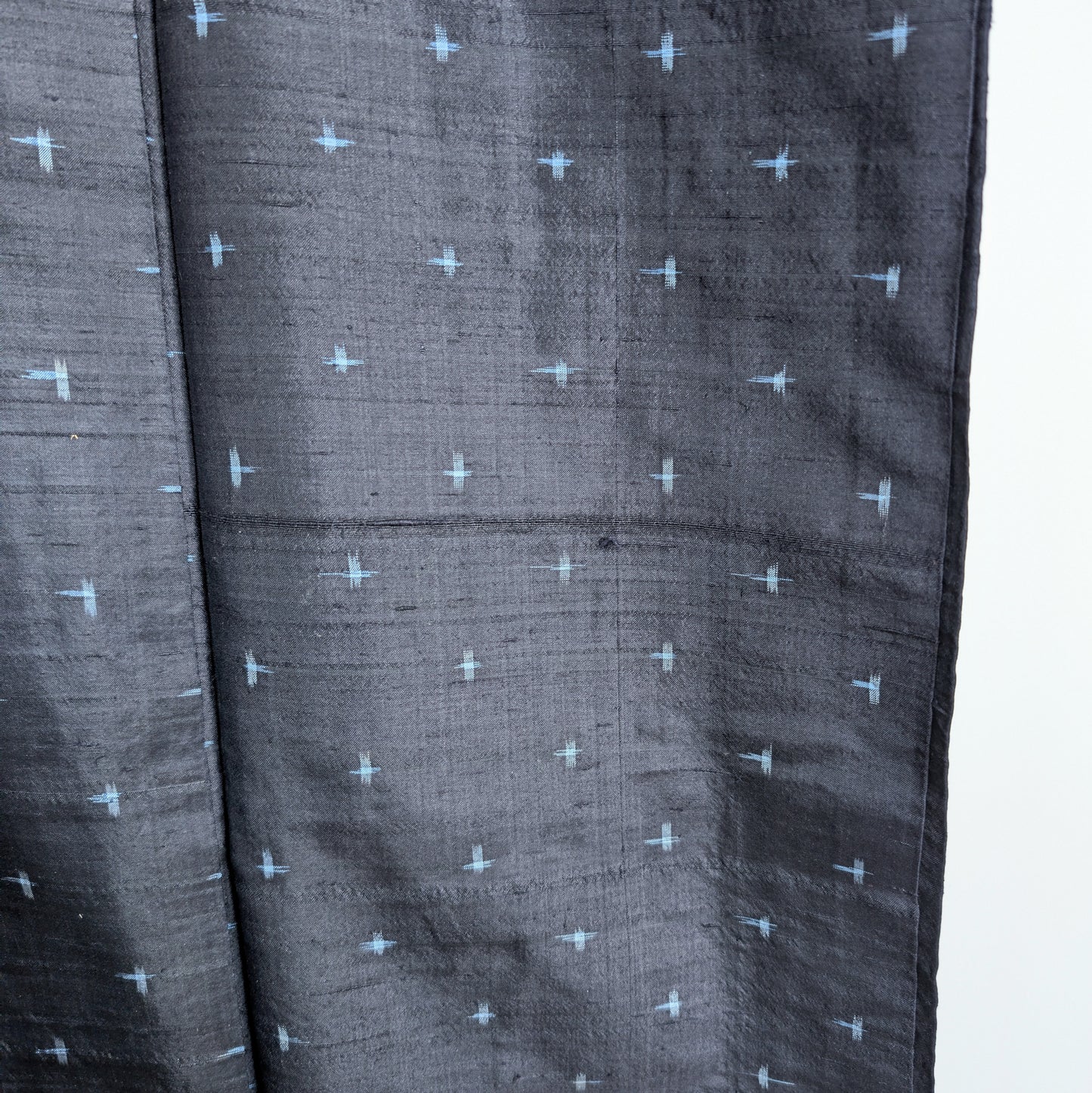 Soie type tsumugi d’un kimono japonais homme, texture fine et motif géométrique igeta kasuri