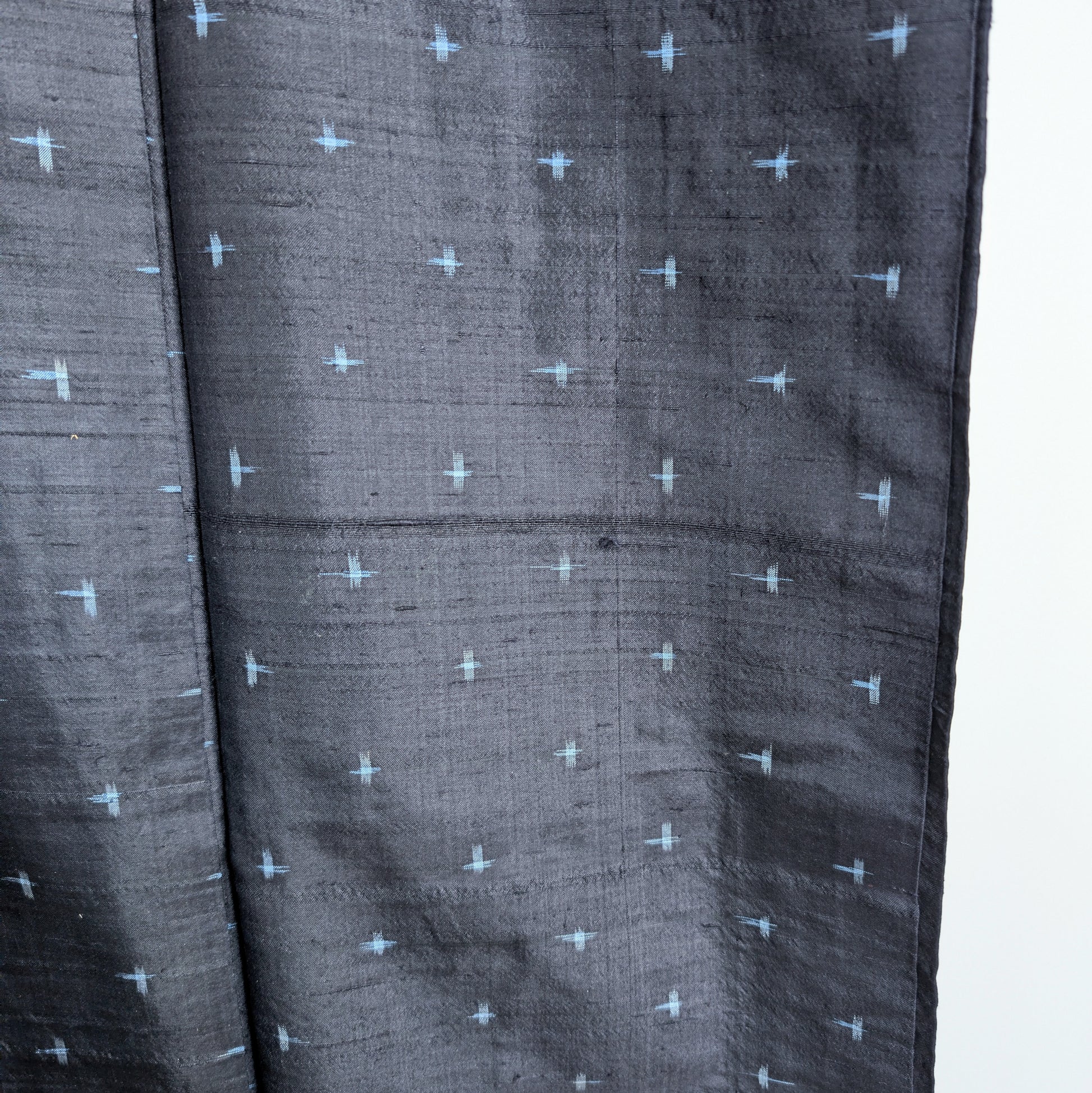 Soie type tsumugi d’un kimono japonais homme, texture fine et motif géométrique igeta kasuri