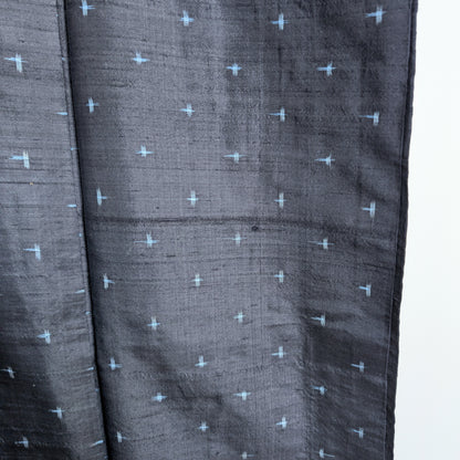 Soie type tsumugi d’un kimono japonais homme, texture fine et motif géométrique igeta kasuri