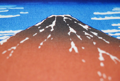 Détail du mont Fuji rouge, sommet enneigé et ciel bleu dans l’estampe nishiki-e de Hokusai.