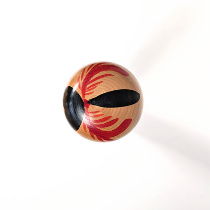 Vue du dessus de la tête d’une kokeshi Sakunami avec décor peint géométrique traditionnel