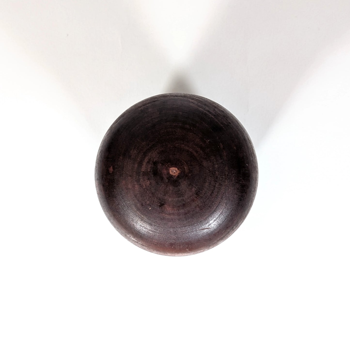 Sommet de la tête d’une poupée japonaise kokeshi sōsaku montrant la patine du bois ancien