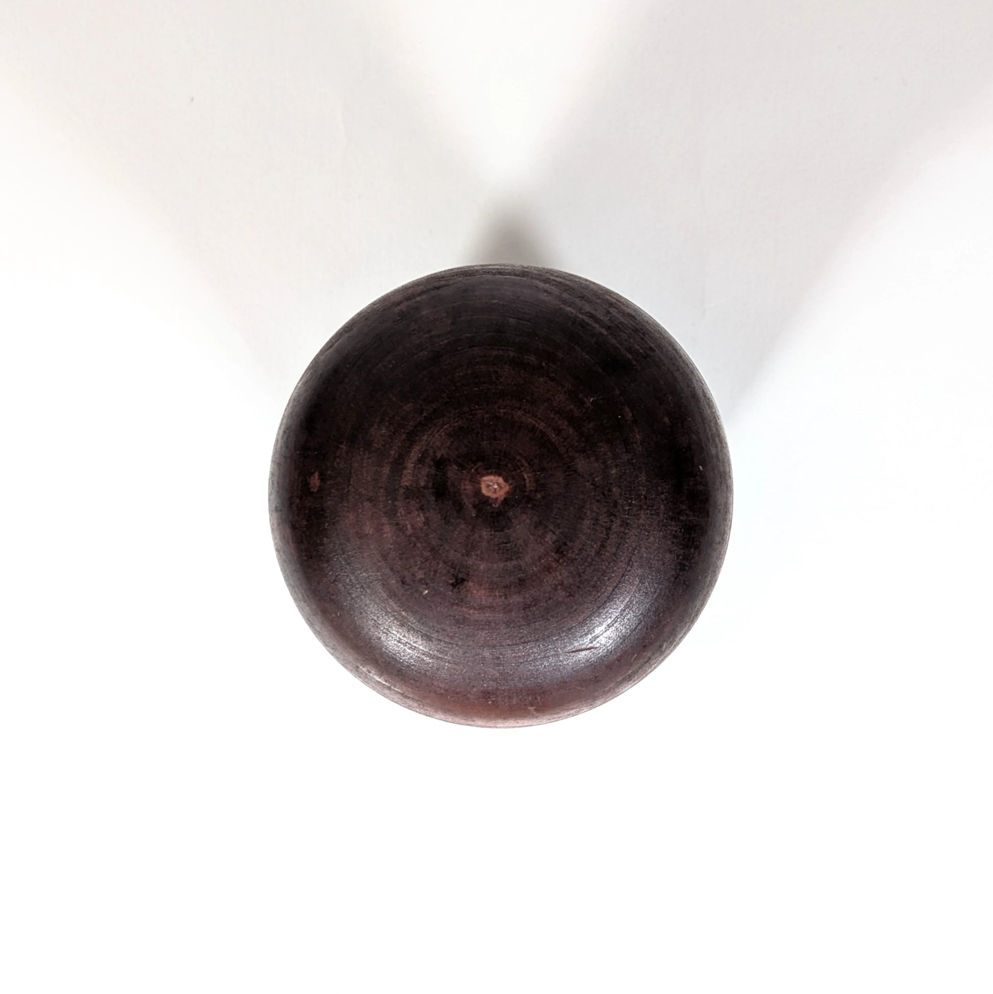 Sommet de la tête d’une poupée japonaise kokeshi sōsaku montrant la patine du bois ancien