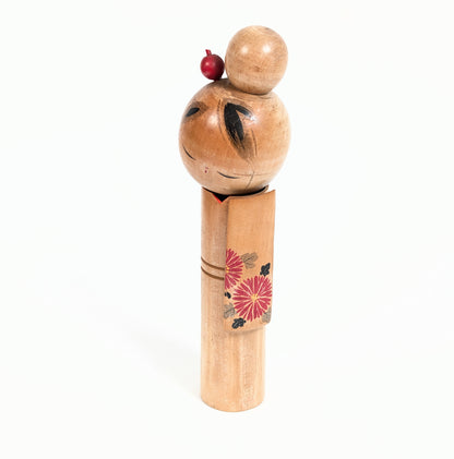 Kokeshi japonaise vintage sōsaku de 25 cm en bois naturel, kimono décoré de chrysanthèmes rouges et coiffure traditionnelle