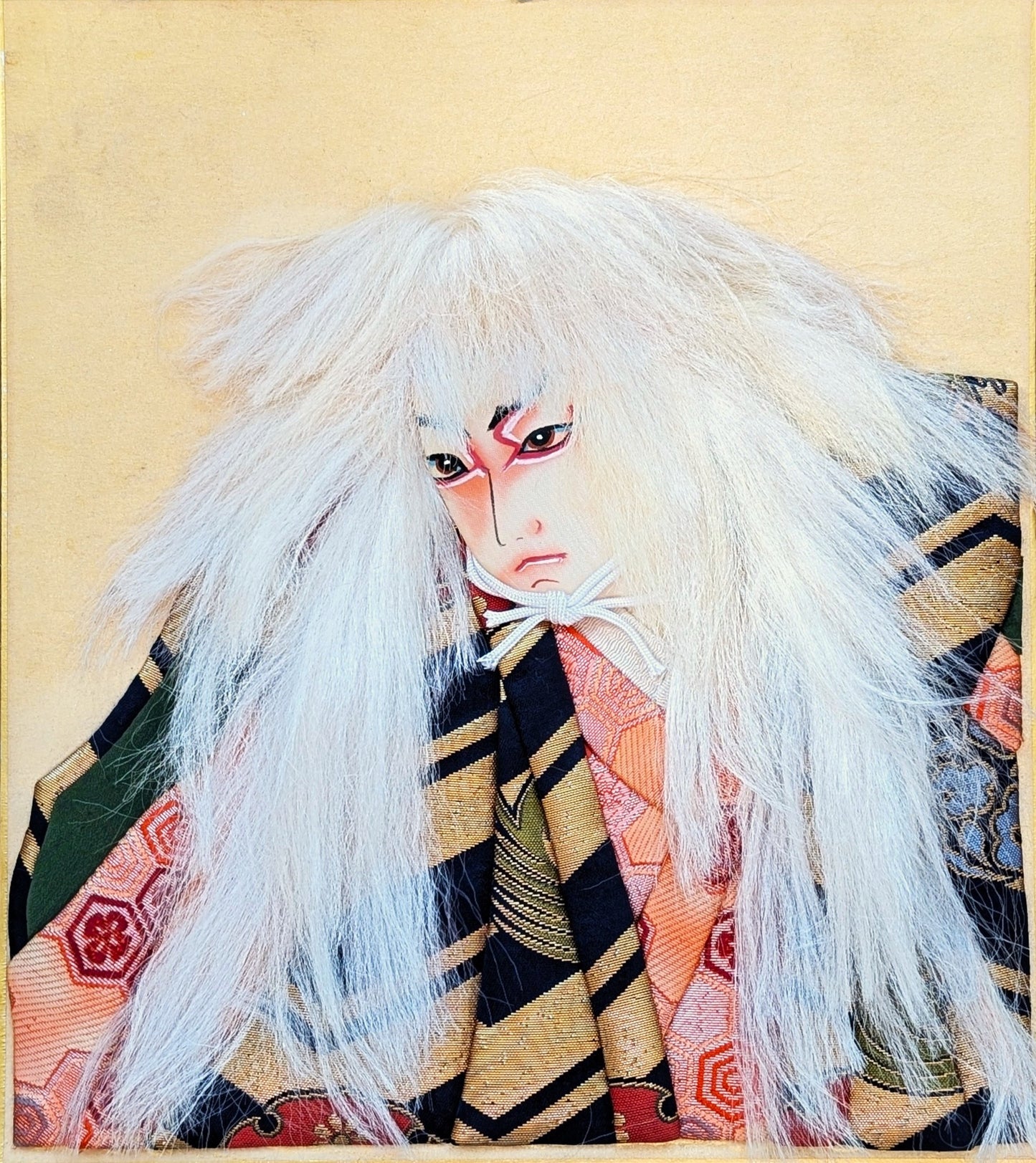 Tableau japonais oshi-e représentant un acteur kabuki avec costume traditionnel et cheveux blancs, décoration murale japonaise vintage