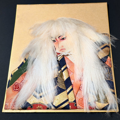 Tableau oshi-e japonais représentant un acteur kabuki yakusha avec costume textile brodé, artisanat japonais ancien décoratif