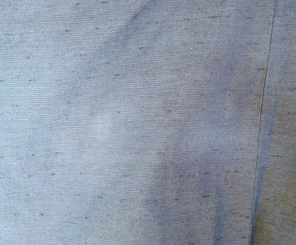 deux taches sur la soie texturée du dos d’un haori japonais ancien