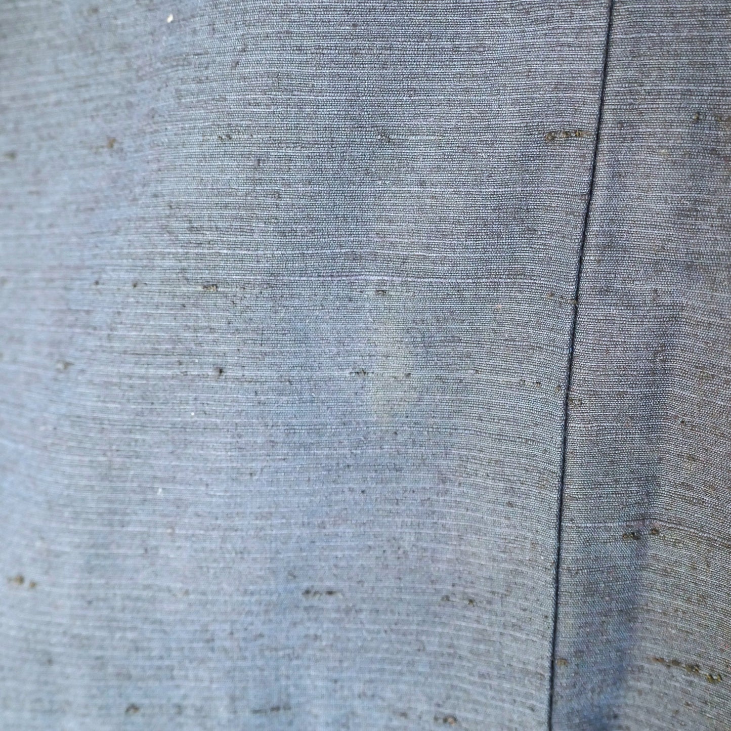 Détail de tache visible sur le dos d’un haori japonais en soie indigo