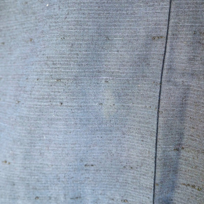 Détail de tache visible sur le dos d’un haori japonais en soie indigo
