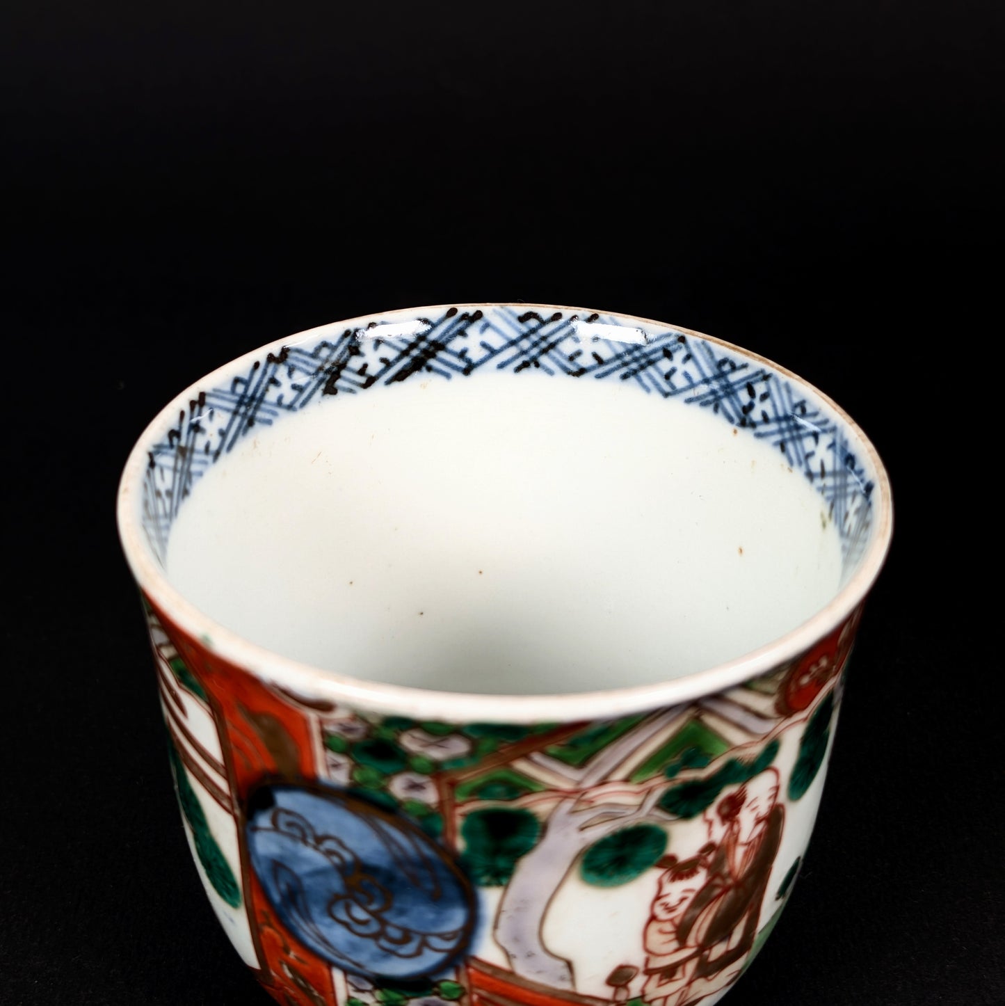 Intérieur de tasse Arita Imari avec frise géométrique en bleu de cobalt sous couverte.