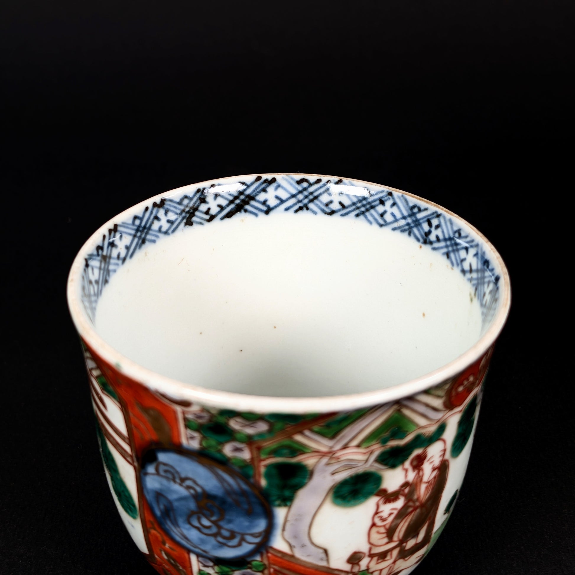 Intérieur de tasse Arita Imari avec frise géométrique en bleu de cobalt sous couverte.