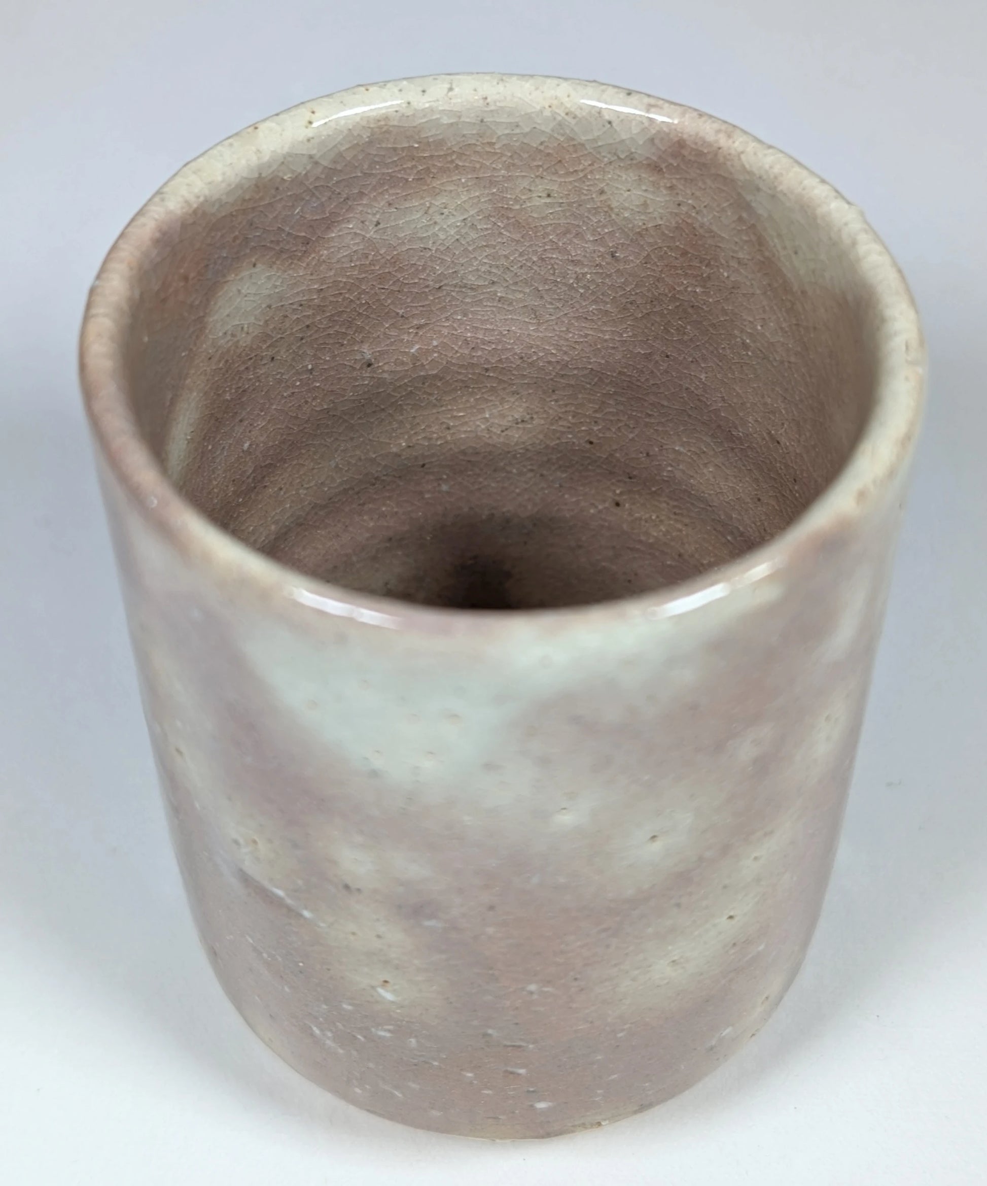 Vue intérieure d'une tasse Hagi-yaki montrant la glaçure et les craquelures