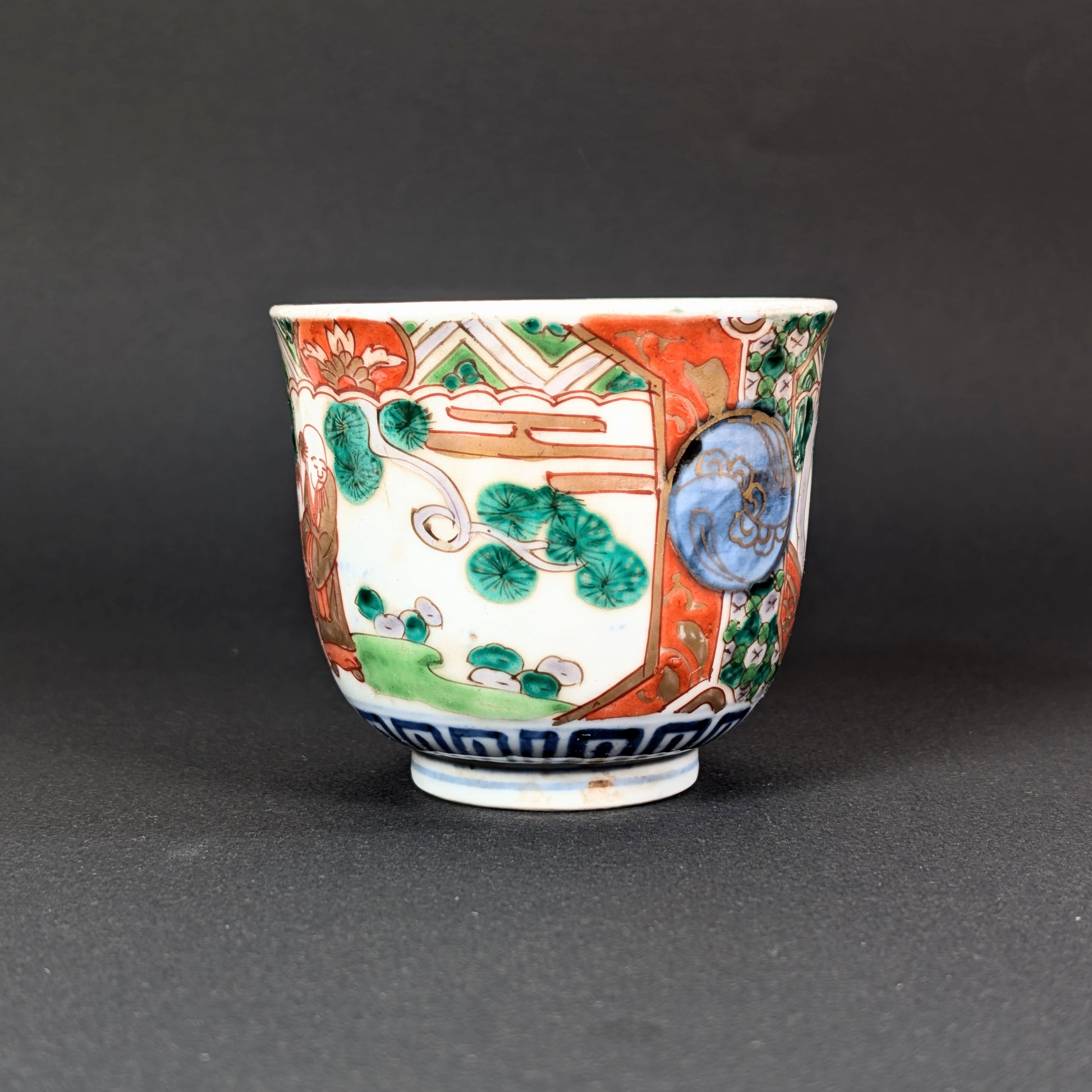 Vue du décor Imari avec pin vert, pavillon chinoisant et médaillon bleu rehaussé d’or.