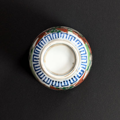 Dessous de tasse Imari ancienne avec pied annulaire, frise bleue au cobalt et traces de cuisson.