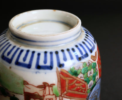 Détail du pied annulaire d’une tasse Imari ancienne en porcelaine Arita, frise bleue au cobalt sous couverte.