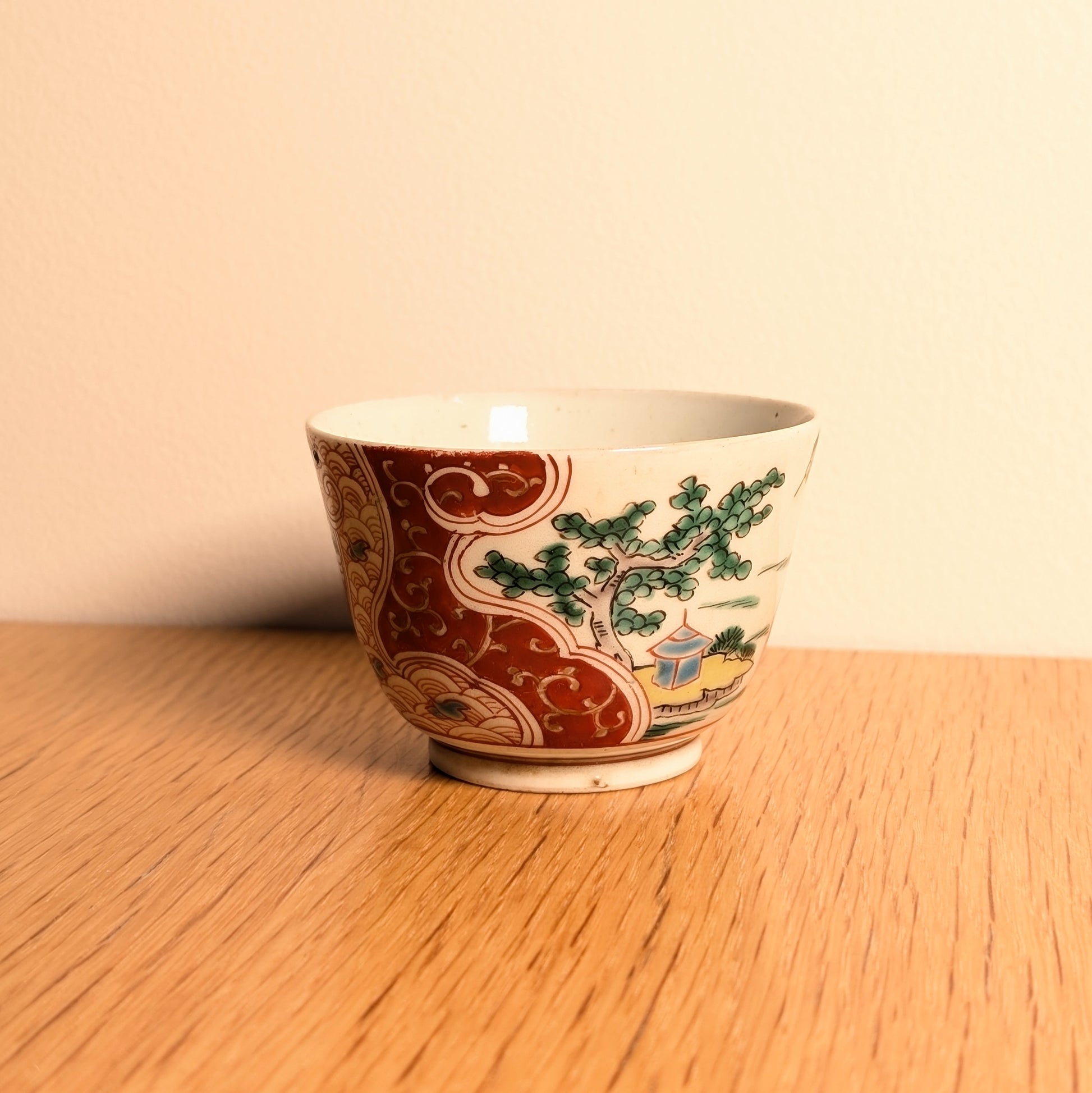 Tasse japonaise ancienne en porcelaine Arita posée sur bois, art de la table japonais d’époque Edo