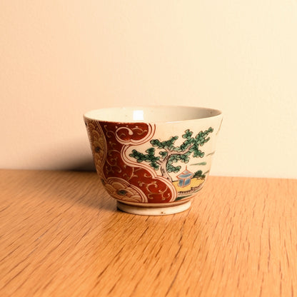 Tasse japonaise ancienne en porcelaine Arita posée sur bois, art de la table japonais d’époque Edo