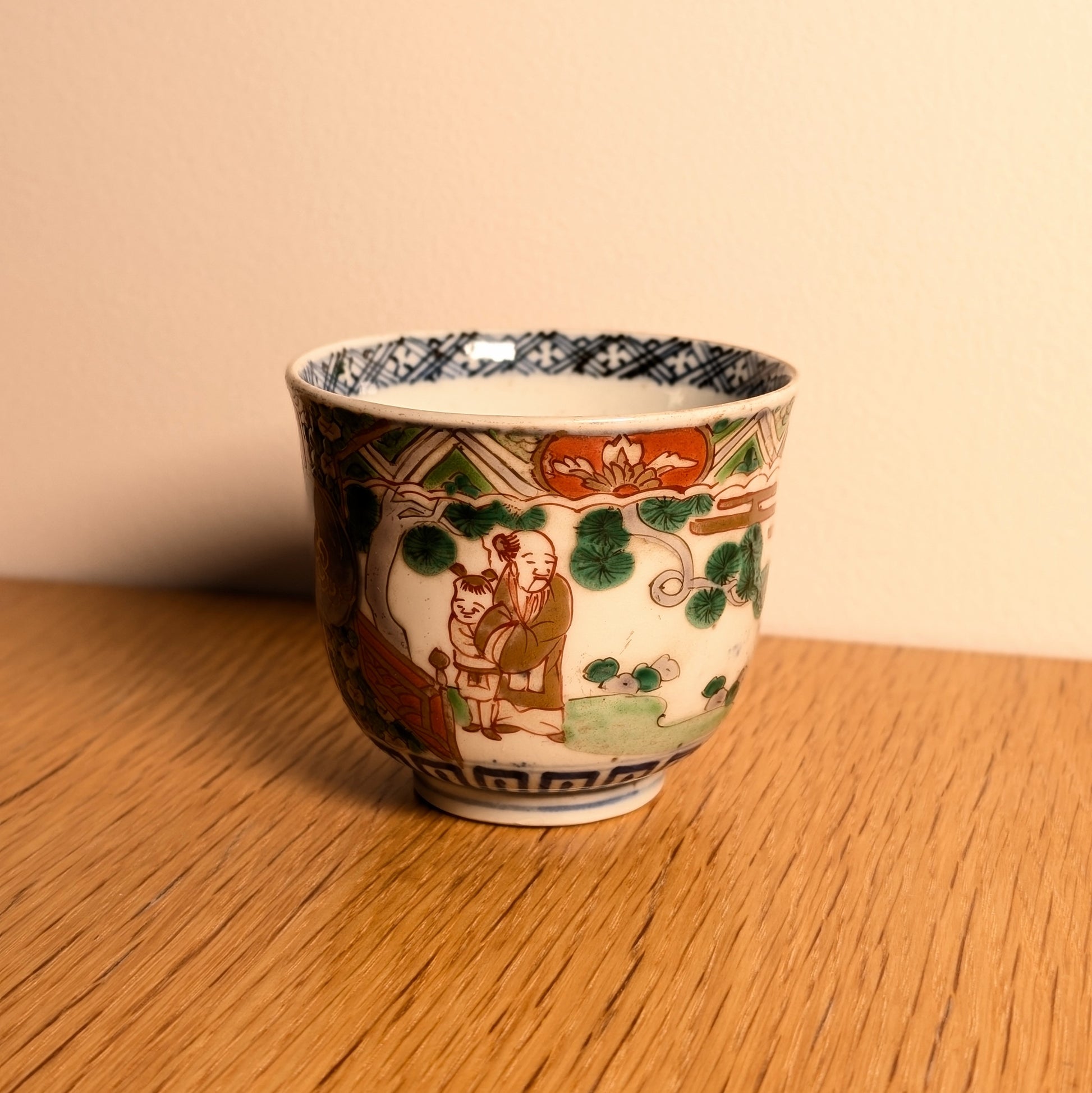 Tasse japonaise ancienne Imari en situation, art de la table japonais authentique et décor peint main.