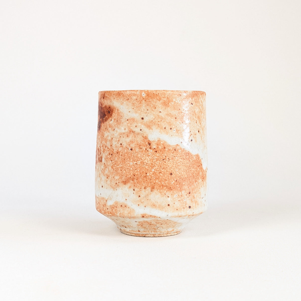 Tasse à thé japonaise yunomi Shino en grès, glaçure blanc ivoire et orangée, réalisée par l'atelier Hironaga-gama.
