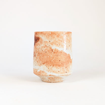 Tasse à thé japonaise yunomi Shino en grès, glaçure blanc ivoire et orangée, réalisée par l'atelier Hironaga-gama.