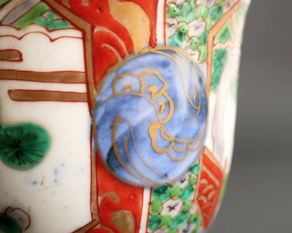 Détail du médaillon bleu rehaussé d’or sur tasse Ko-Imari, avec émaux polychromes peints à la main.
