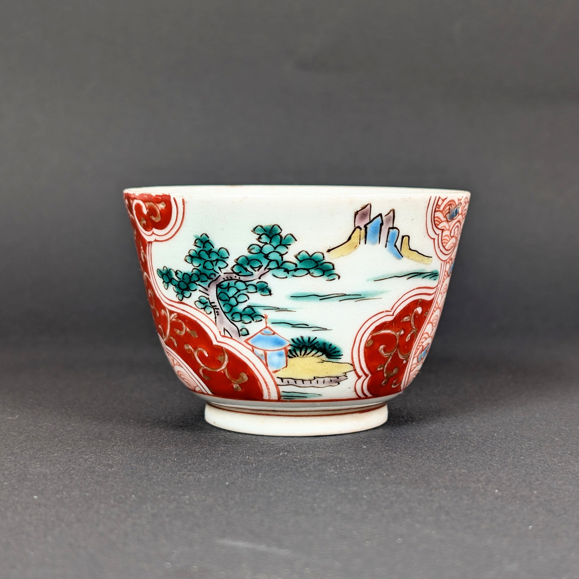 Tasse en porcelaine japonaise ancienne ko imari, paysage sansui avec pin matsu, pavillon et montagnes polychromes