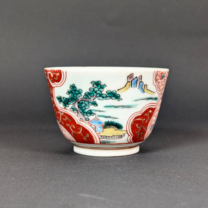 Tasse en porcelaine japonaise ancienne ko imari, paysage sansui avec pin matsu, pavillon et montagnes polychromes