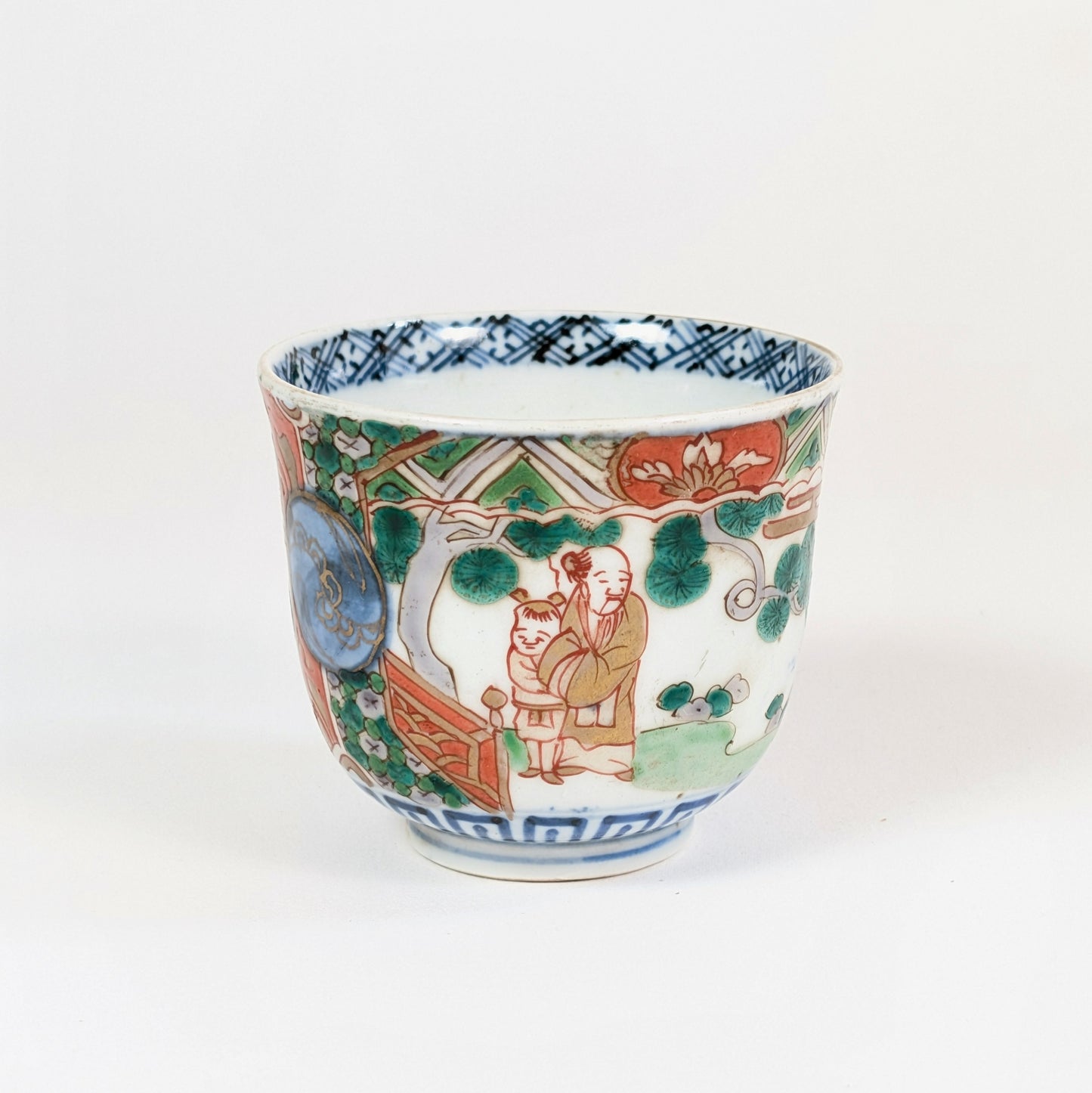 Tasse en porcelaine japonaise Imari ancienne, décor Tōjin-zu au lettré chinois et karako, Arita. Fin Edo début Meiji