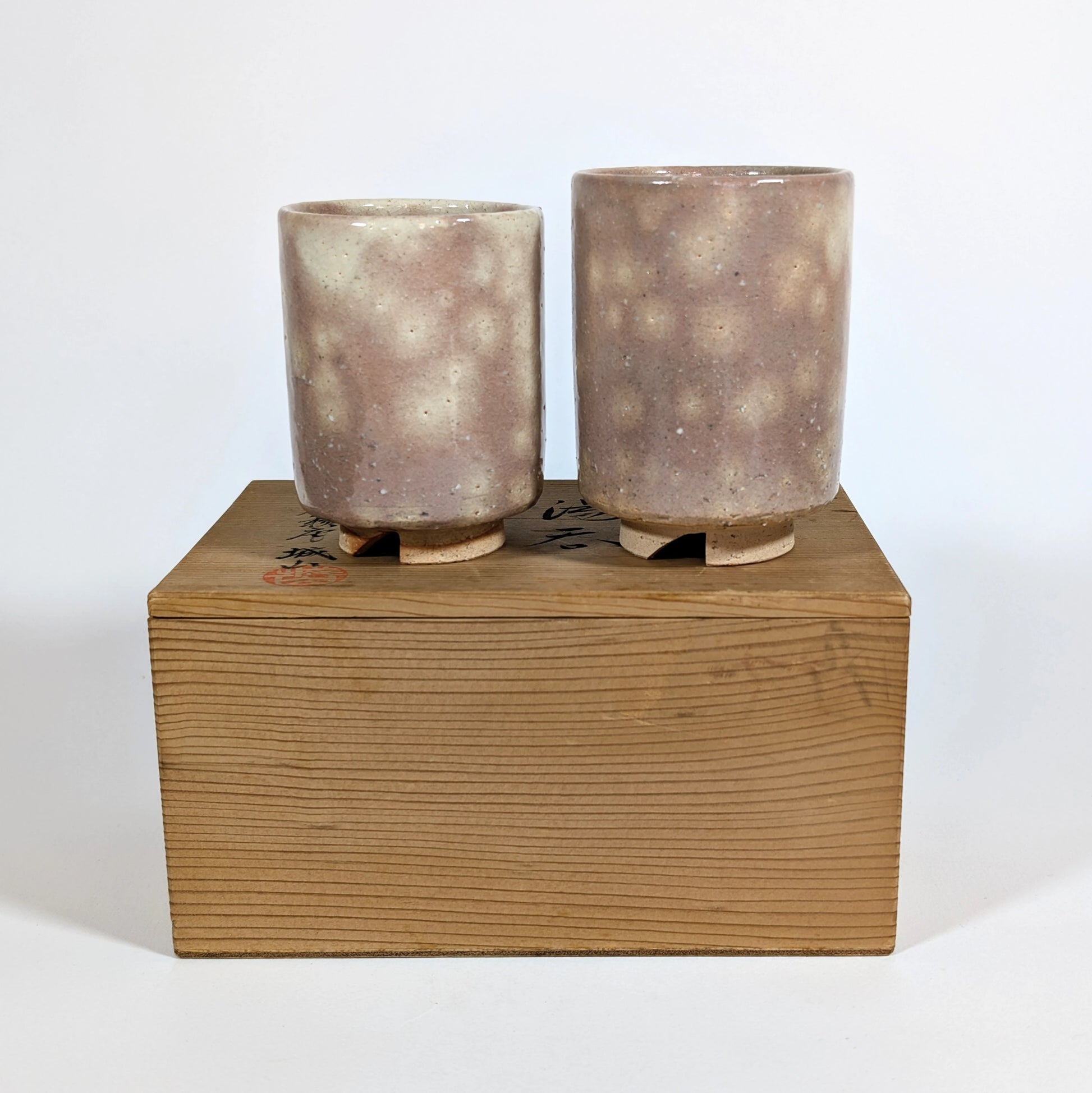 Tasses Hagi-yaki sur leur boîte d’origine, vue de face