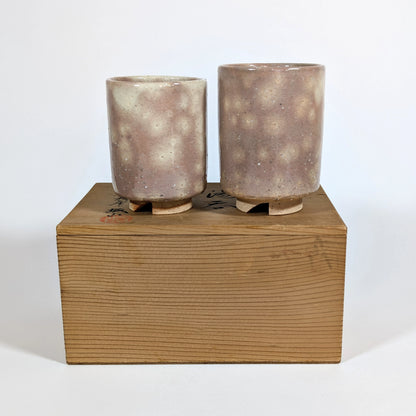Tasses Hagi-yaki sur leur boîte d’origine, vue de face