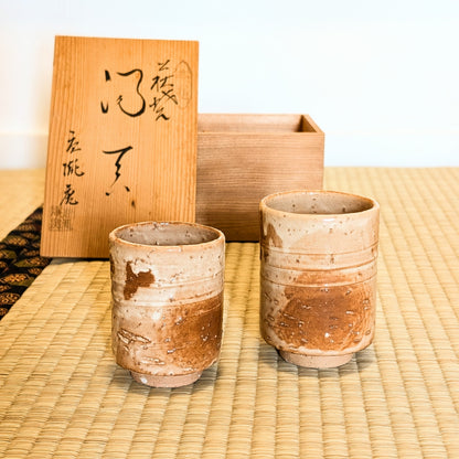 Tasses à thé japonaises Hagi-yaki sur tatami avec tomobako signé, paire de yunomi artisanaux pour thé vert japonais