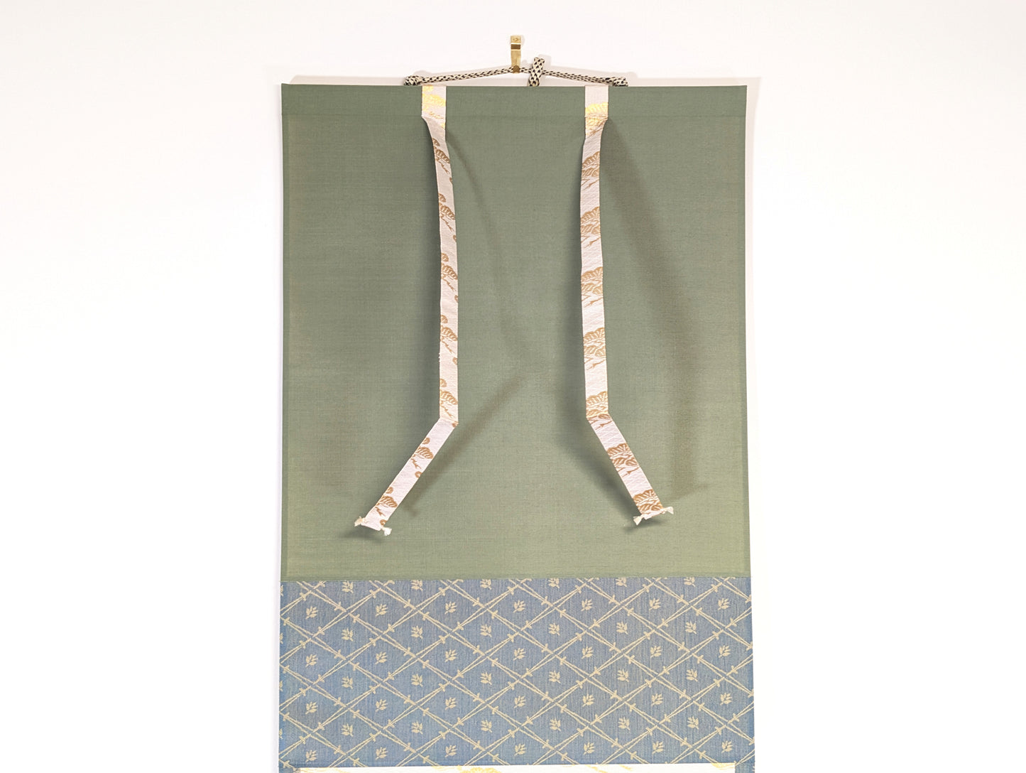 Partie haute de la face avant du kakejiku avec ten en soie verte, fūtai décoratifs et chūberi bleu broché, montage traditionnel de chagake japonais